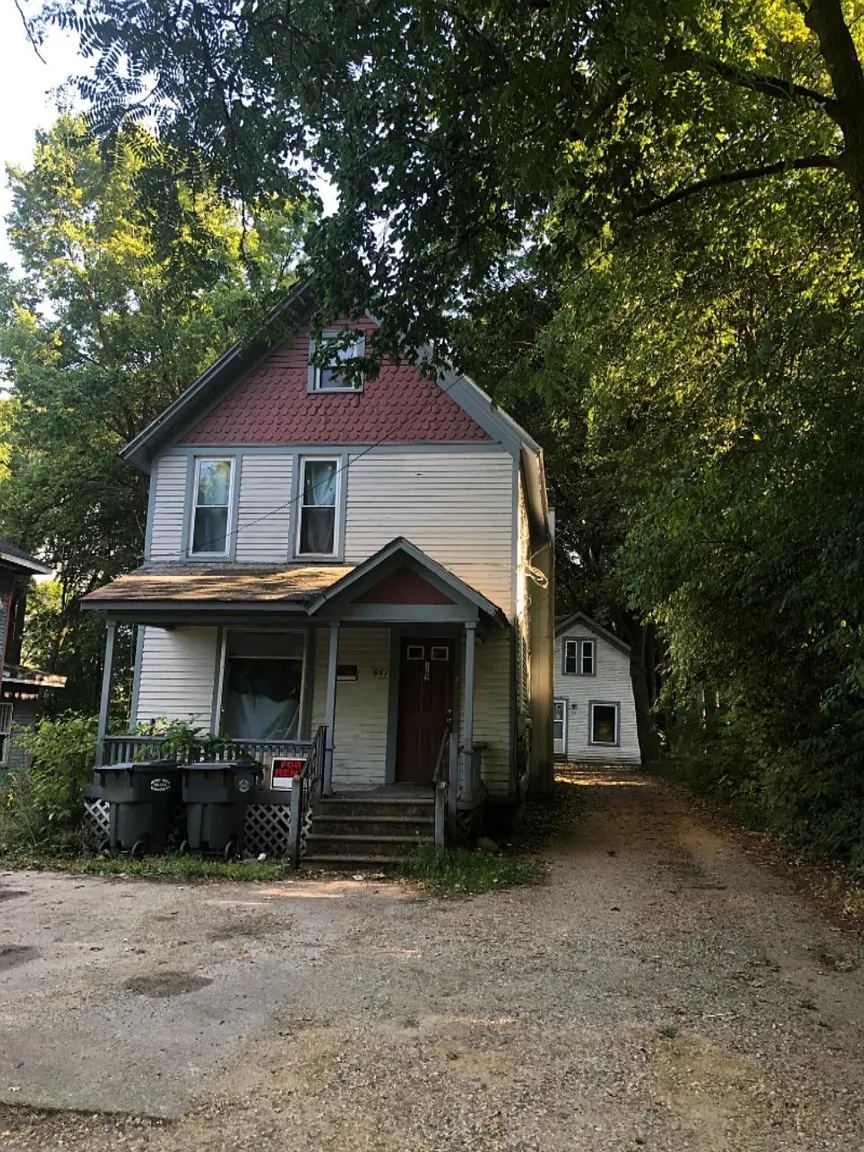 931-933 Austin St photo 1