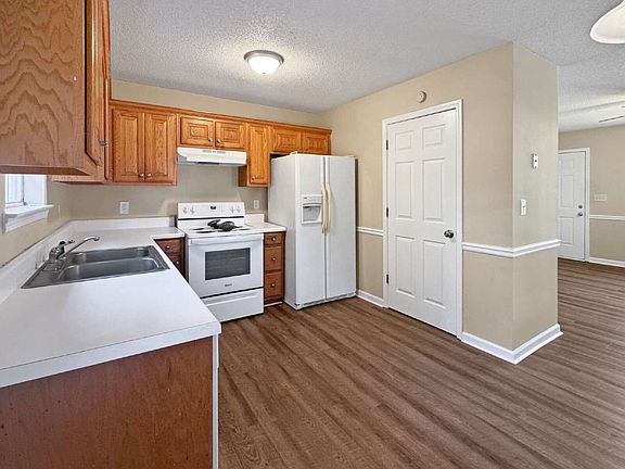 3rd image of 4012 Sutton Rd
