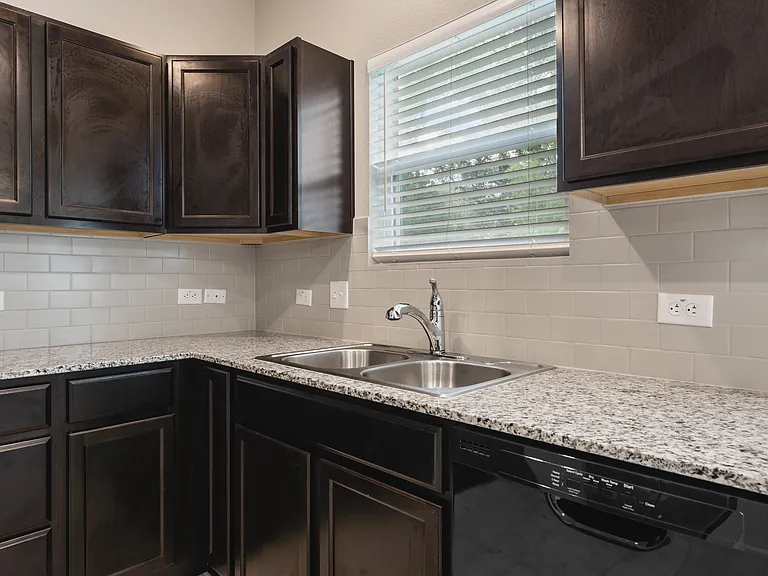 2217 Petersburg Ln — Photo 7