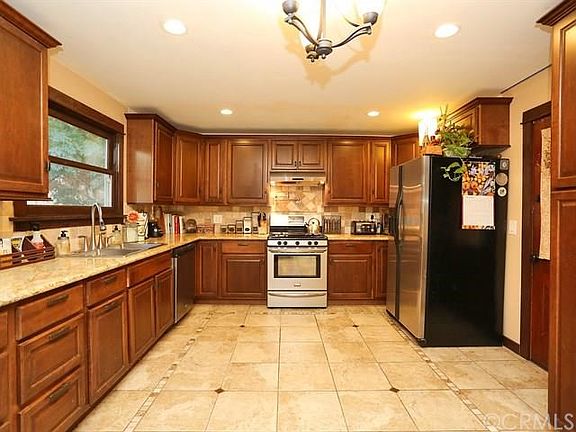 3rd image of 864 E Kingsley Ave