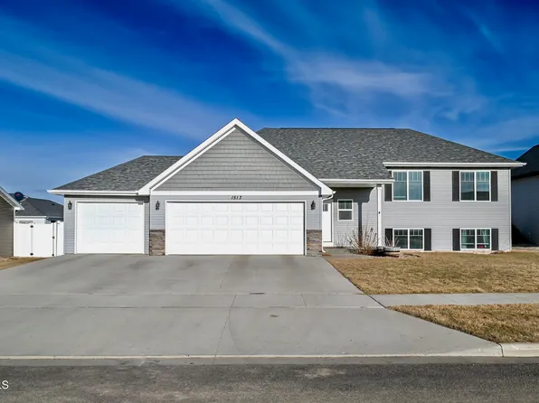 1513 Valley Bluffs Dr SE, Minot, ND 58701