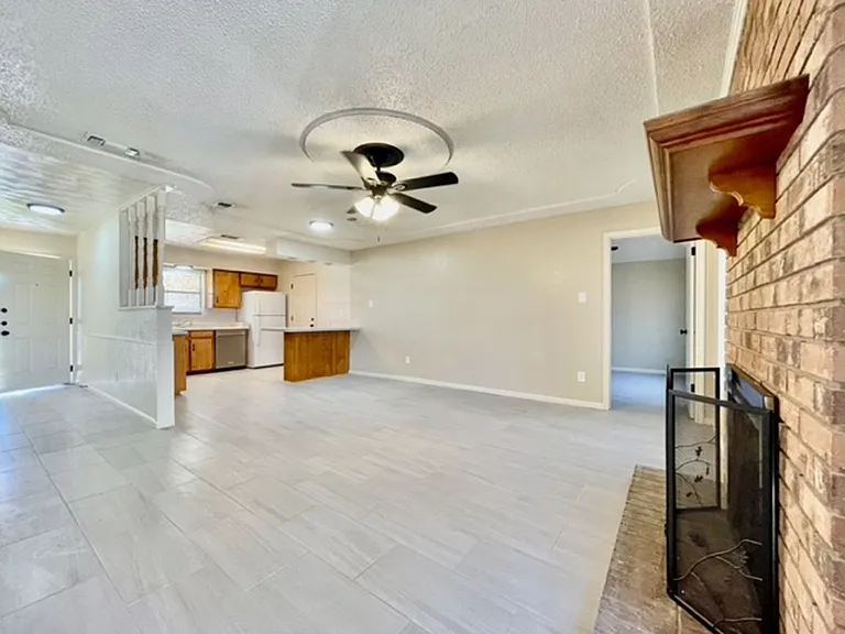 805 Colonial Ln — Photo 2