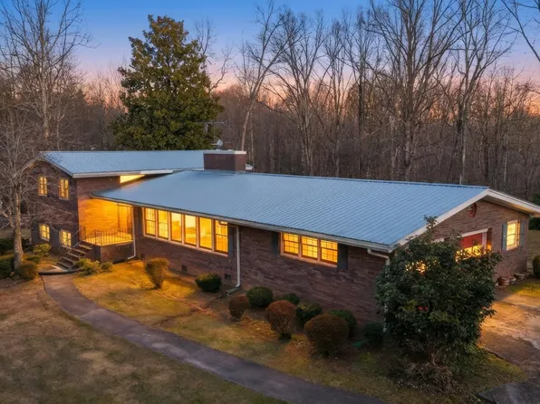 3317 Talmadge Dr, Clarkesville, GA 30523