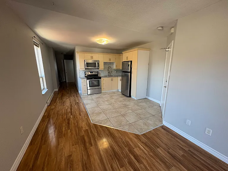469 King St W #3 — Photo 2