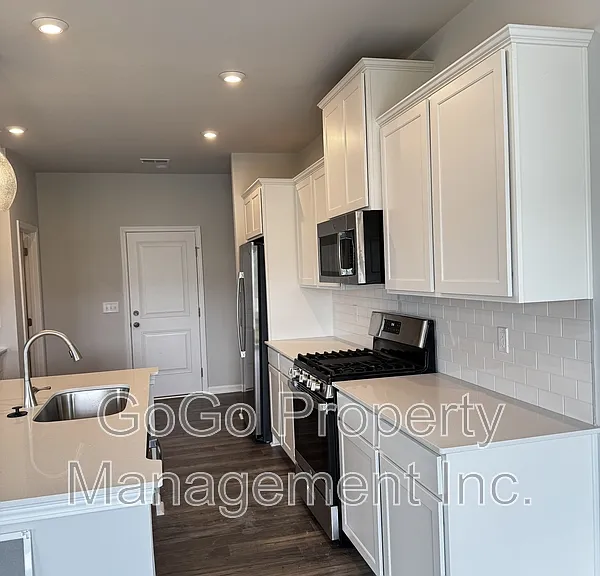 142 Gervais Cir — Photo 4