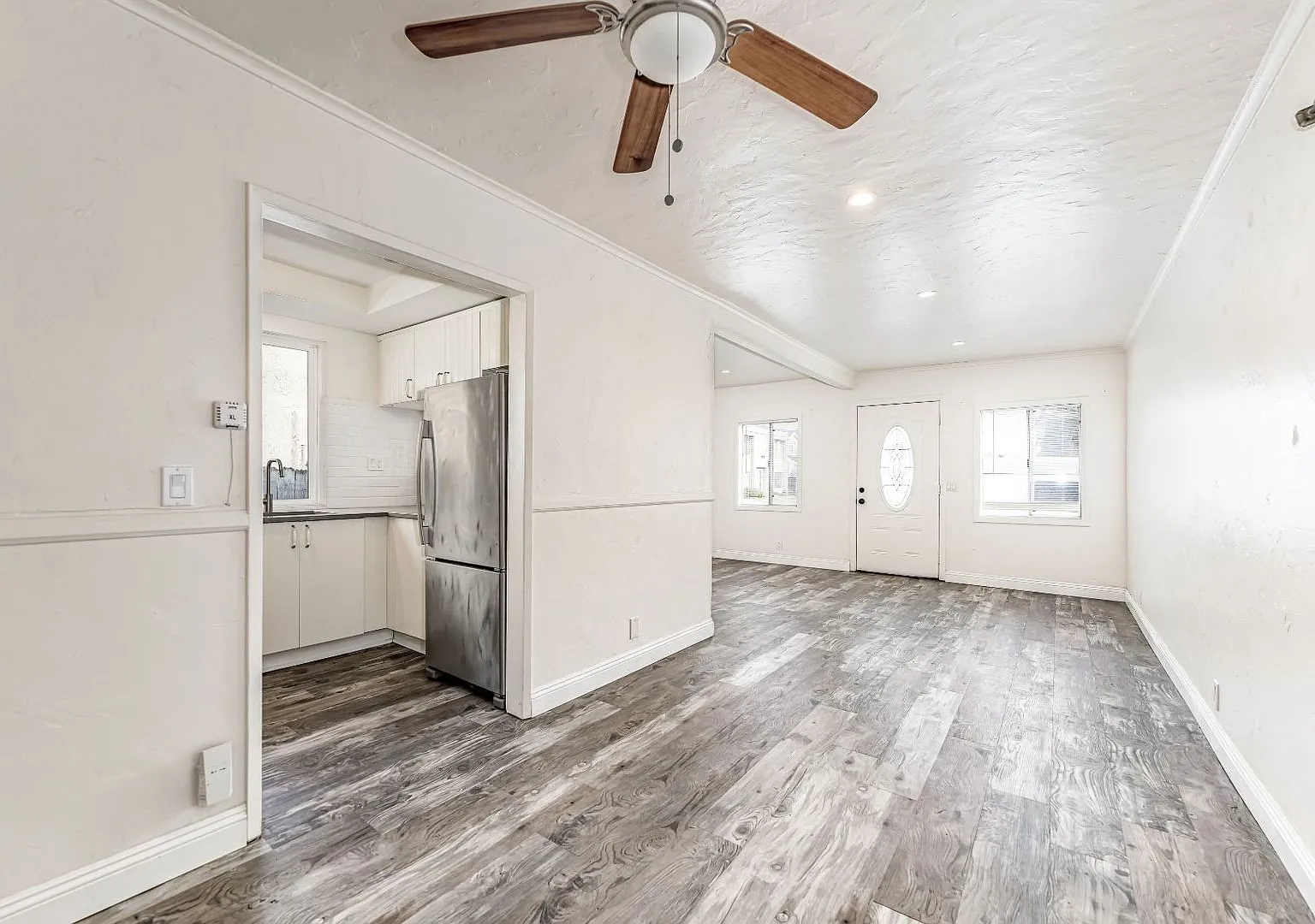 Cozy 2 bedroom, 1 bathroom bungalow with prime Huntington Beach location — Photo 3