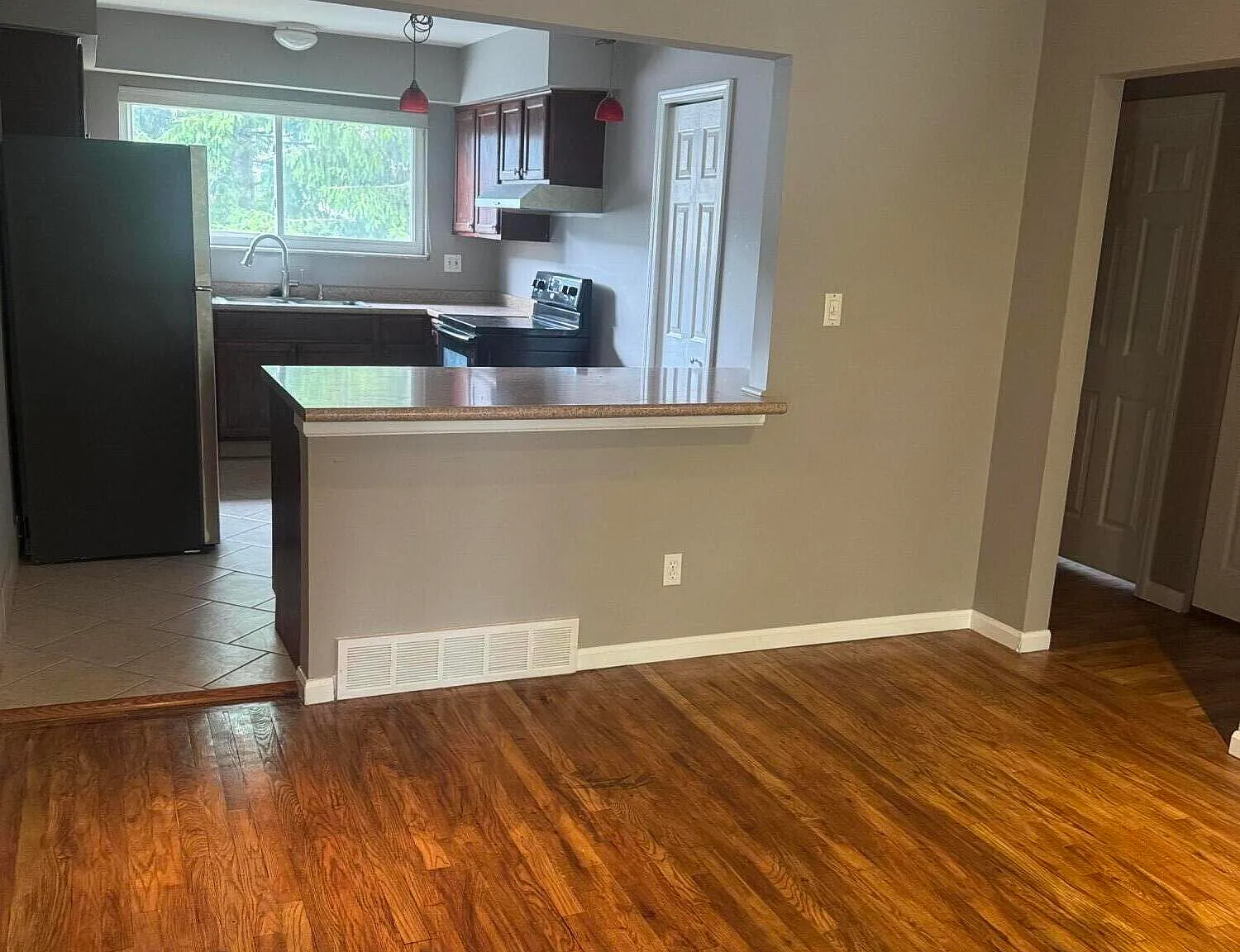 2 bed, 1.0 bath, 769 sqft, $1,300 — Photo 3