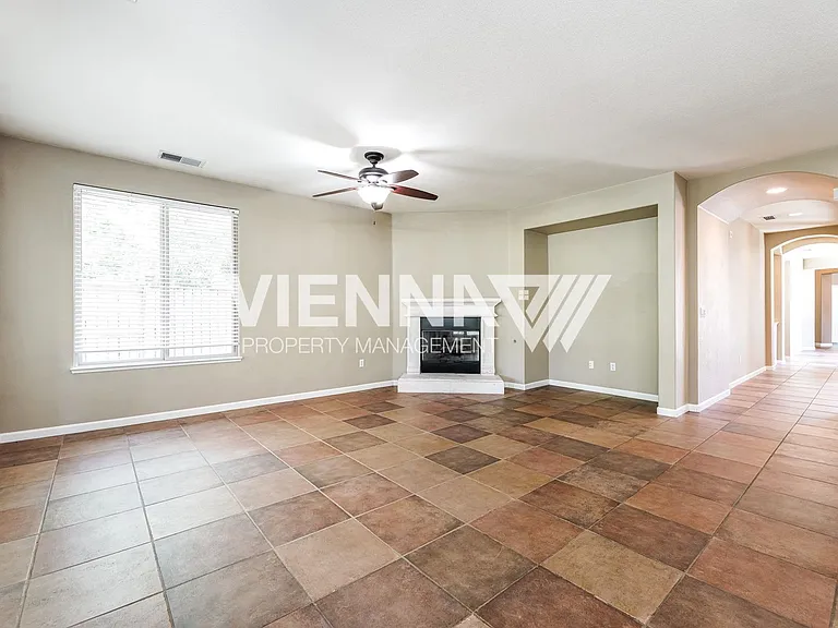1014 Waterford Dr — Photo 2