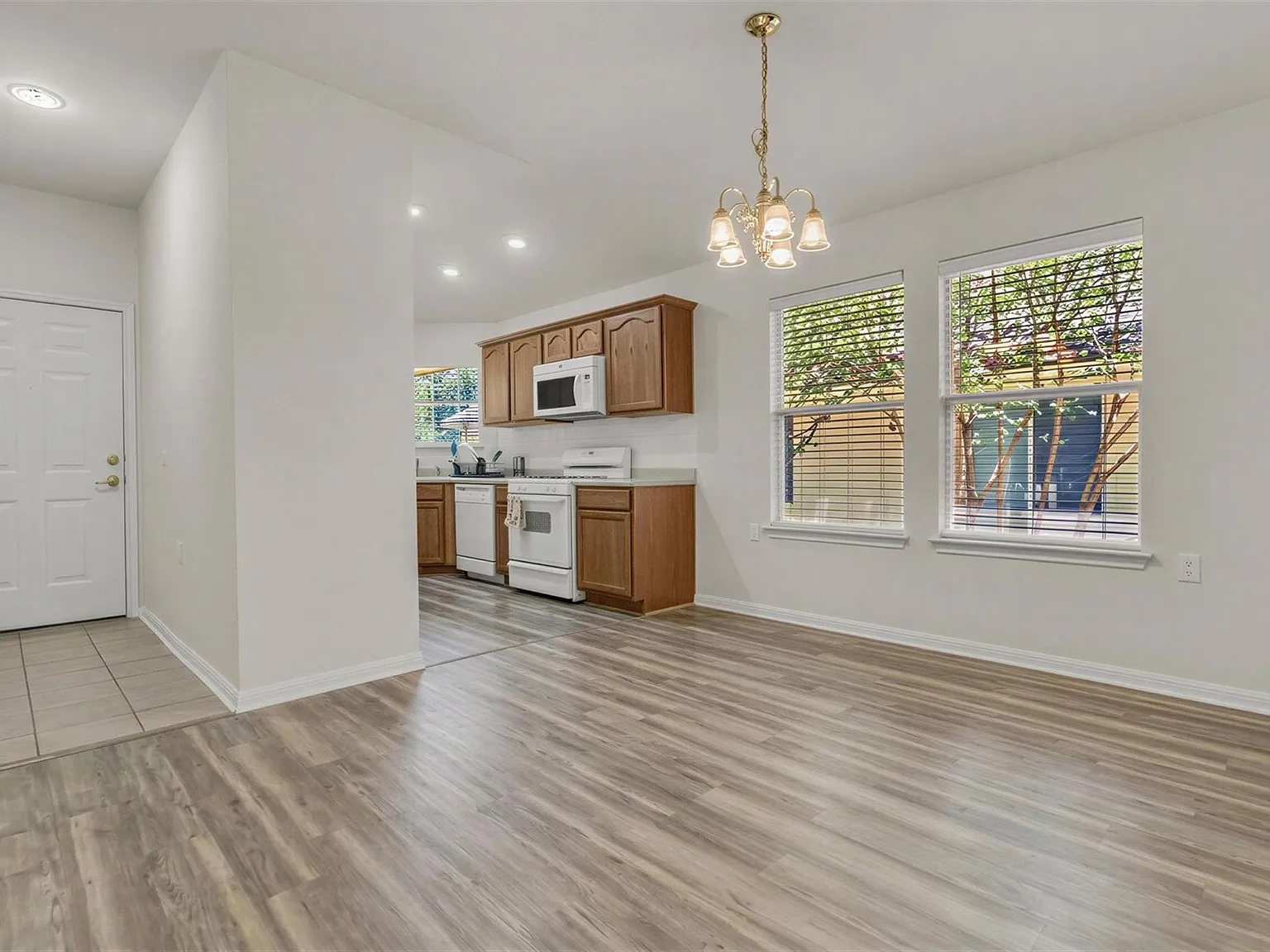 3 bed, 2.0 bath, 1304 sqft, $2,295 — Photo 3