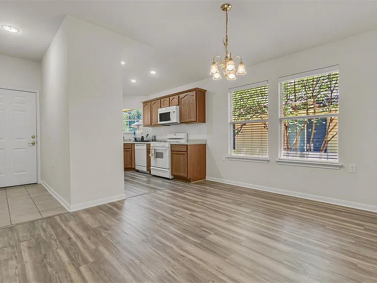 5605 Bentsen Ln — Photo 3