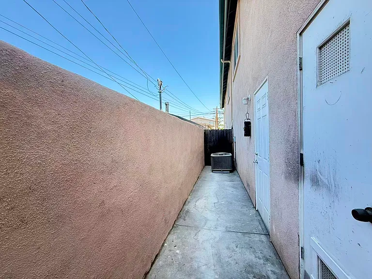 138 S Walnut Ave #B — Photo 9