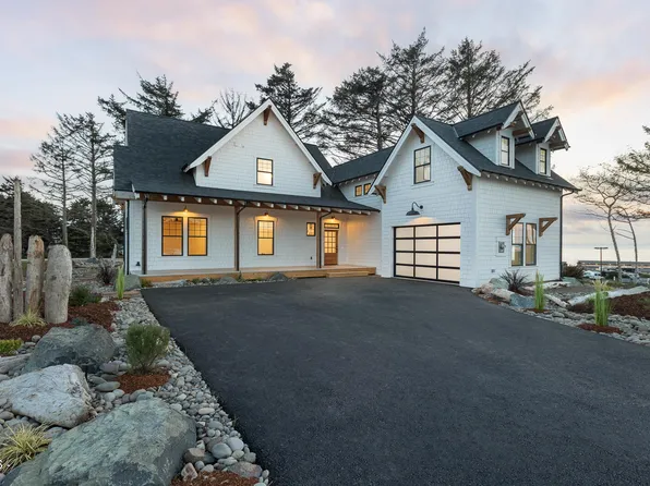 1938 NW 40th St, Lincoln City, OR 97367