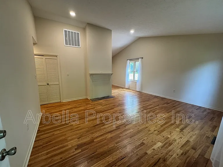 1029 Surmont Ct — Photo 3