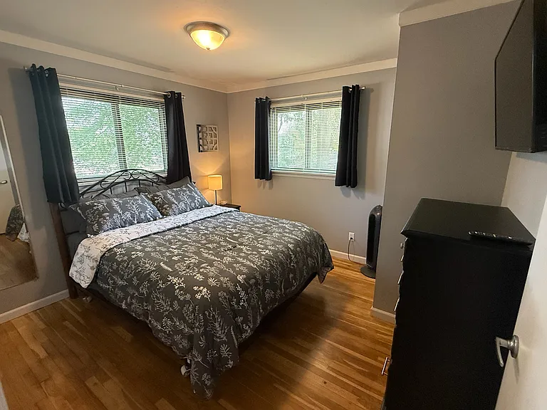 Second bedroom (queen bed) view 1