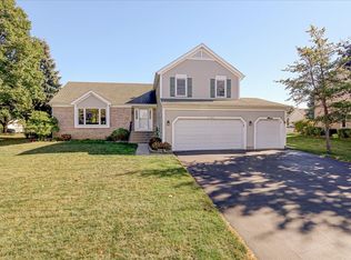 1145 Boxwood Dr, Crystal Lake, IL 60014