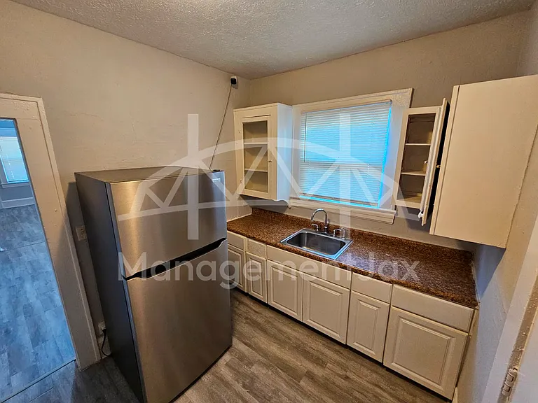 528 W 25th St — Photo 3