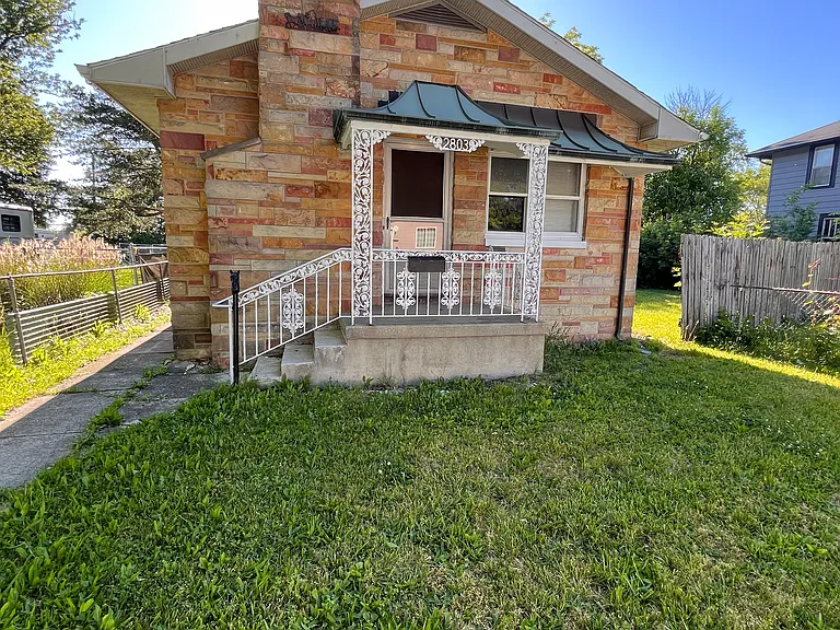 2803 Queen St — Photo 1