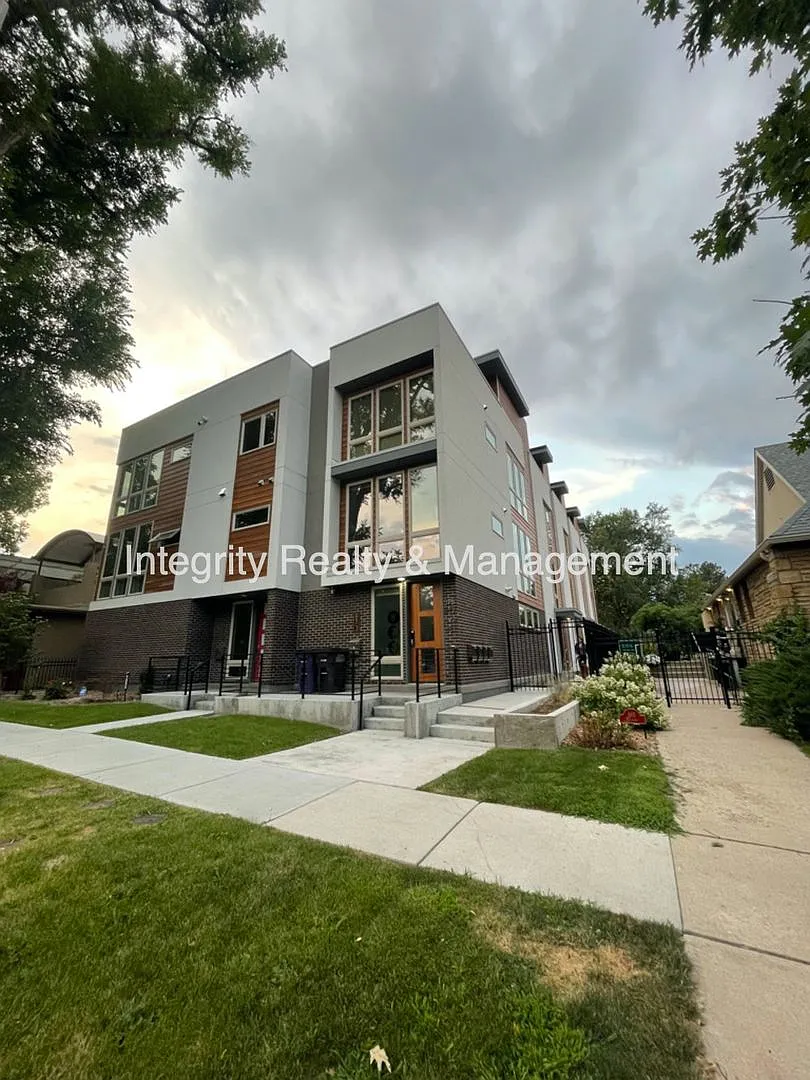 2 Bed/2 Bath Townhouse, 1280 sq ft, 881 Delaware St — Photo 1