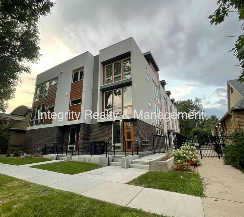 881 Delaware St