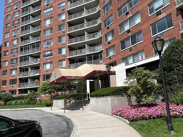 220-55 46th Ave #5R, Bayside, NY 11361