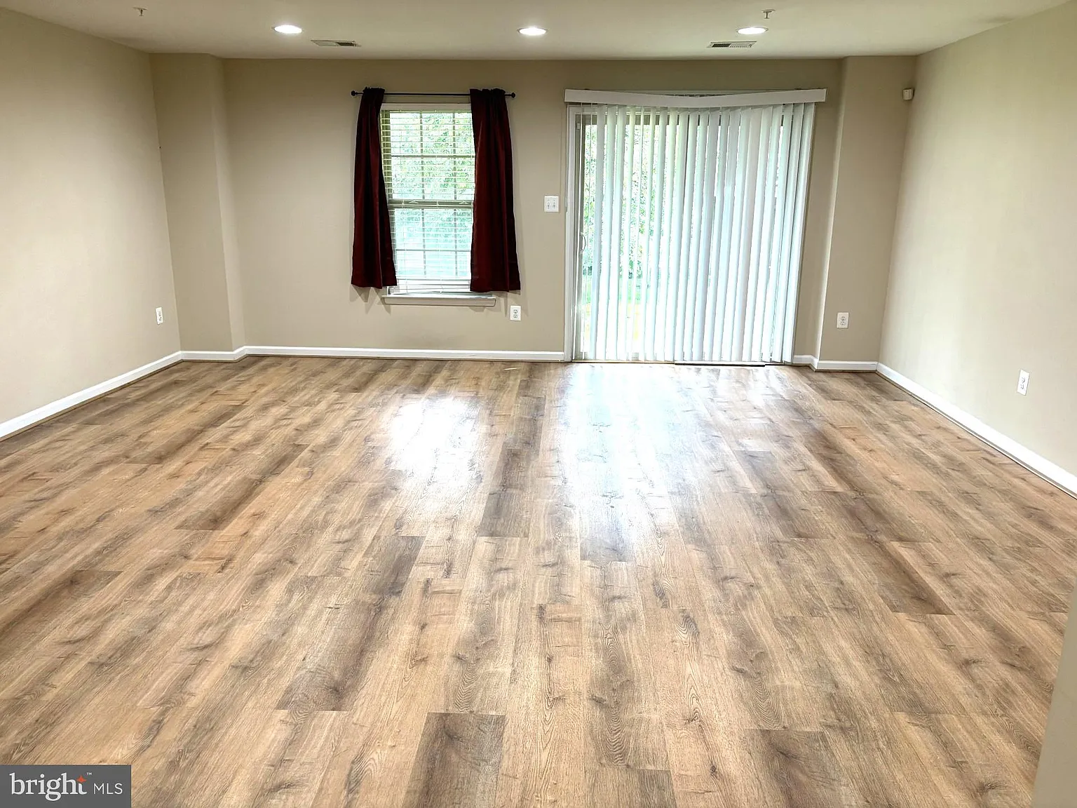 3 bed, 4.0 bath, 2446 sqft, $3,300 — Photo 3