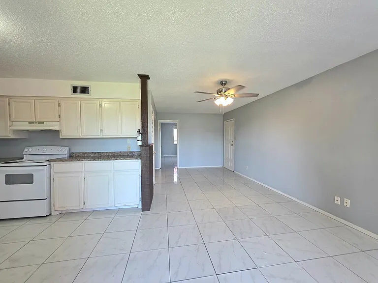 2421 Vine Ave #C — Photo 5