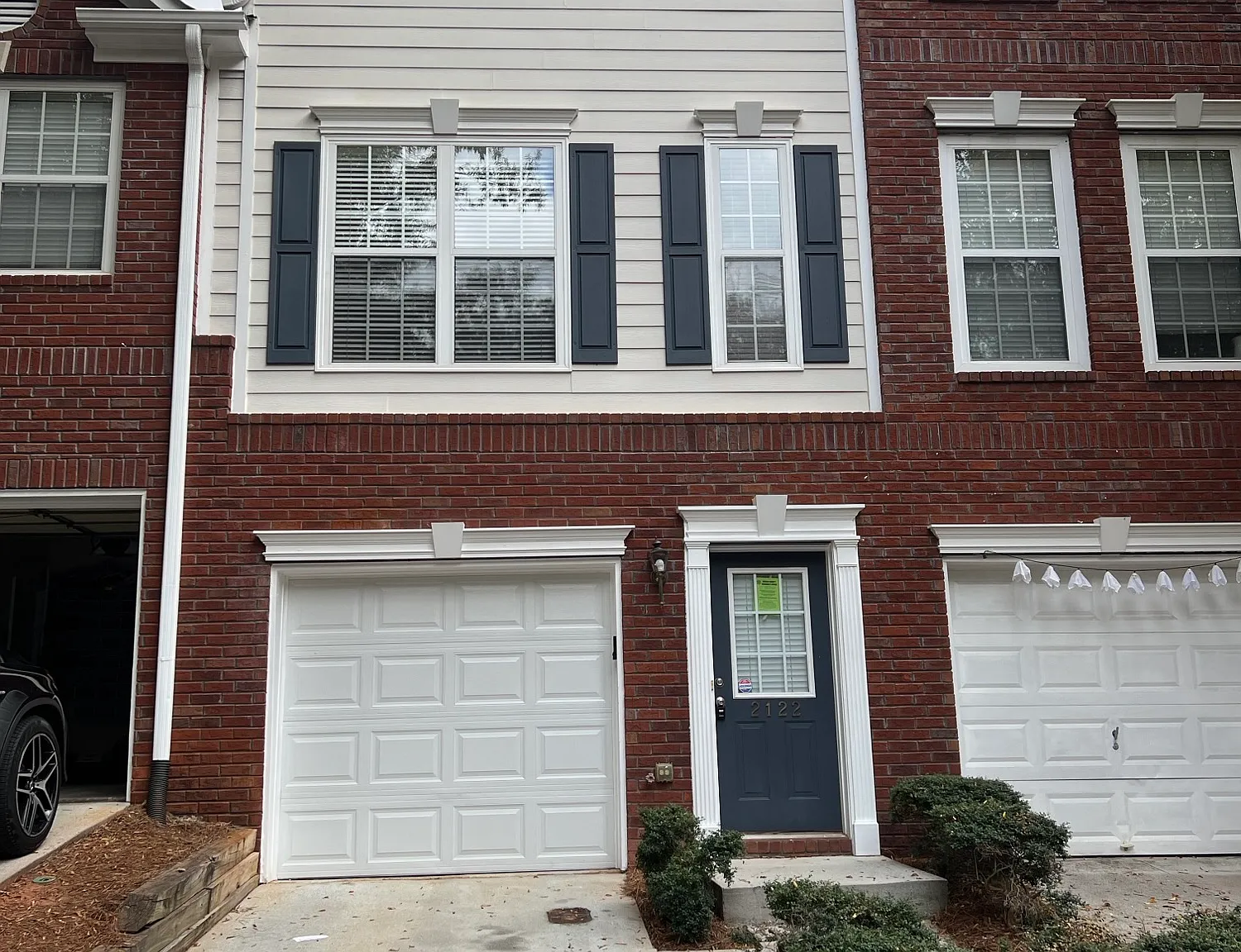 Large Gated 2BR/2.5 Three Level TH — Photo 1
