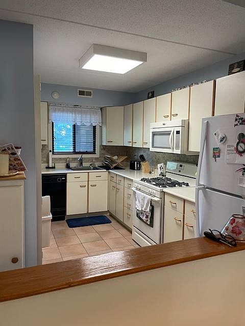 1st image of 650 E Greenwich Ave
