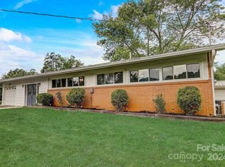 40 Overlook Dr, Clyde, NC 28721