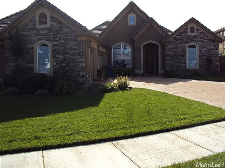 1st image of 985 N Canyon Dr