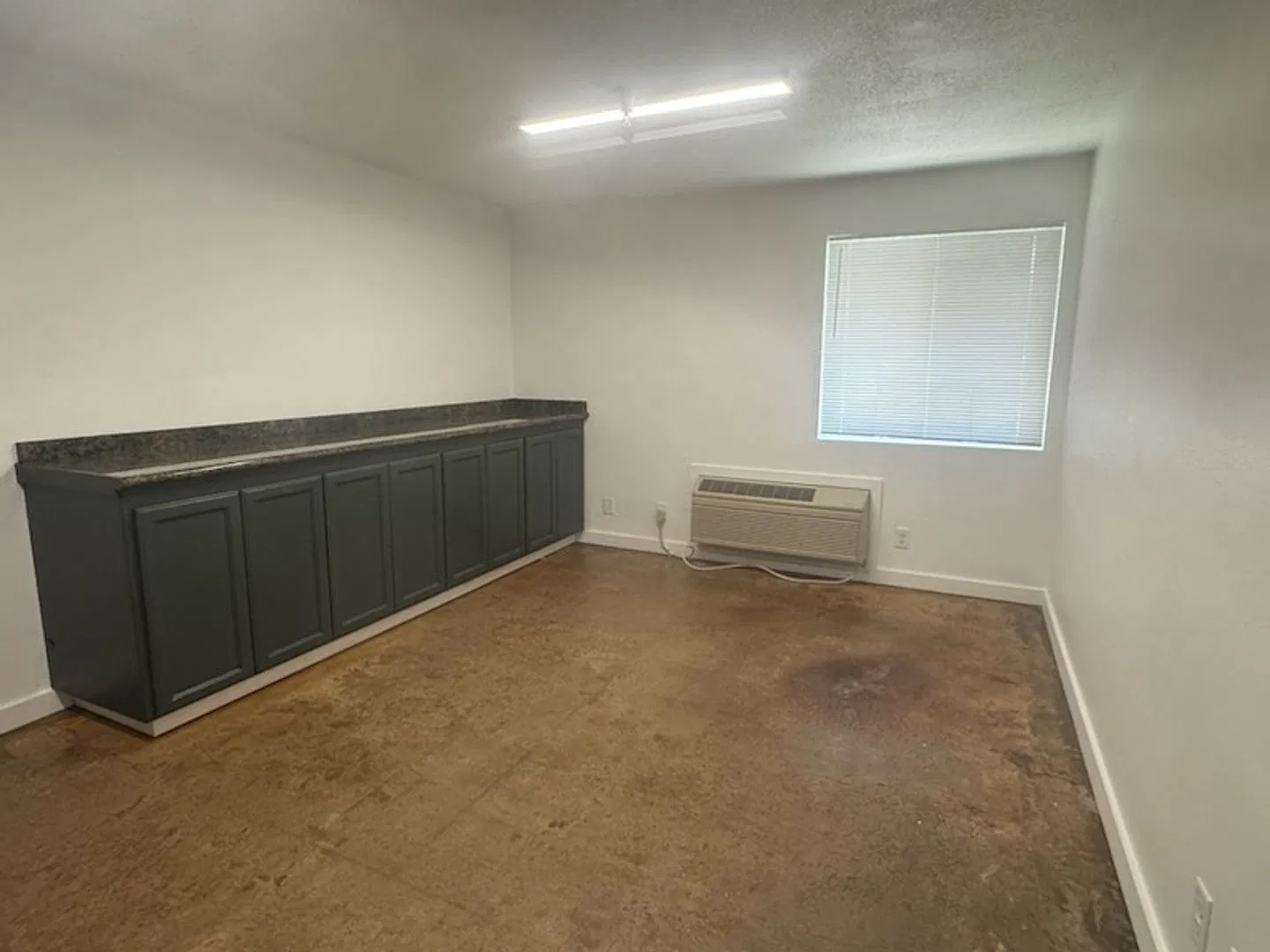 345 E Oregon Ave — Photo 2