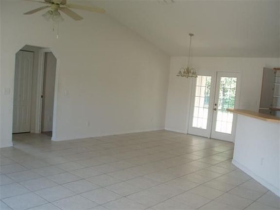 Large, Spacious Living and Dining Area