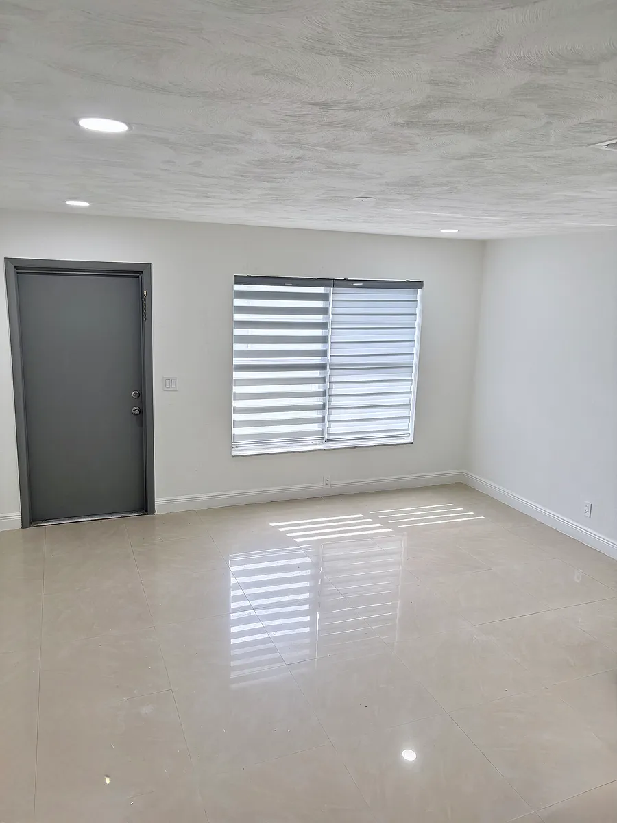 Building Photo - 700 NE 46th Ct #2