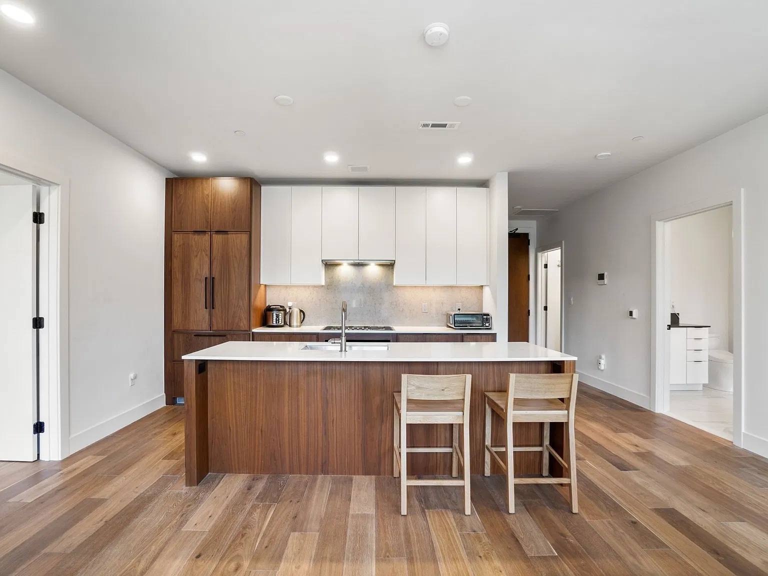 2 bed, 2.0 bath, 1161 sqft, $7,200 — Photo 4