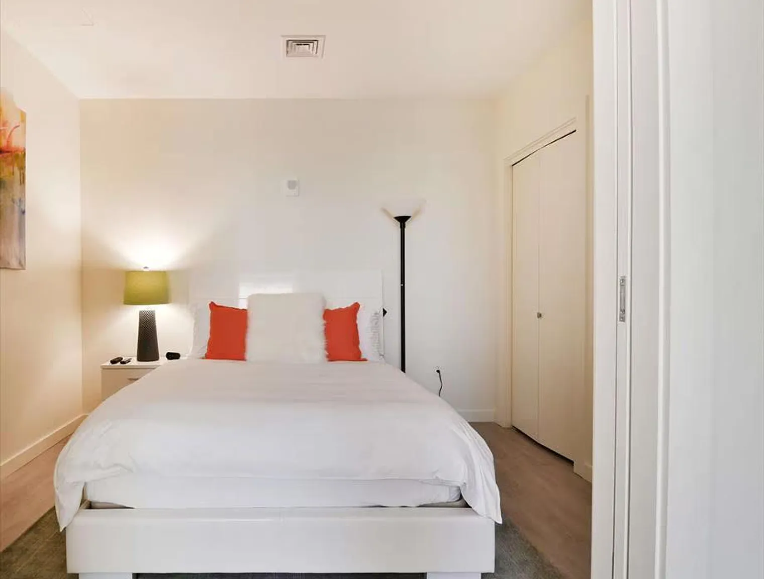 1 bed, 1.0 bath, 828 sqft, $10,649 — Photo 2