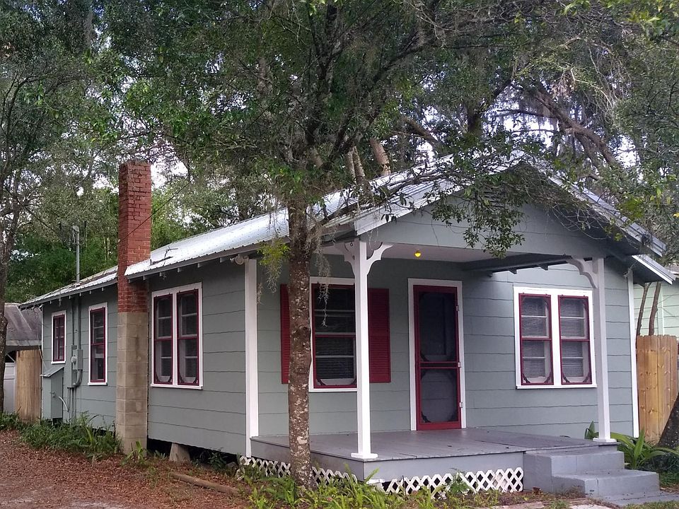 Front of house. Recently painted.