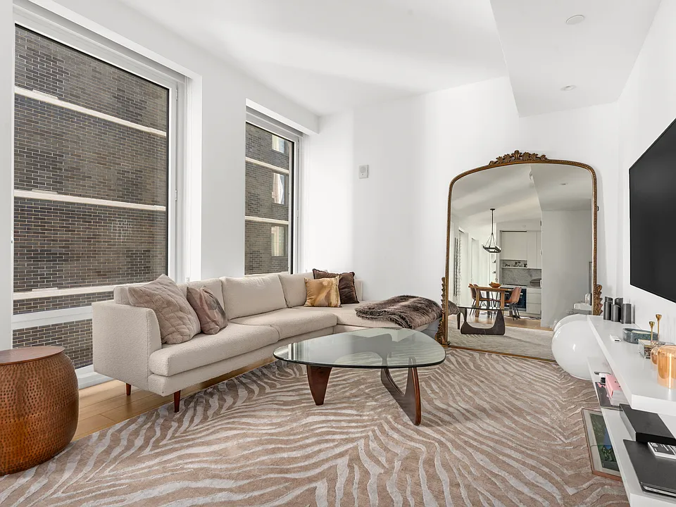 15 W 61st St #18C