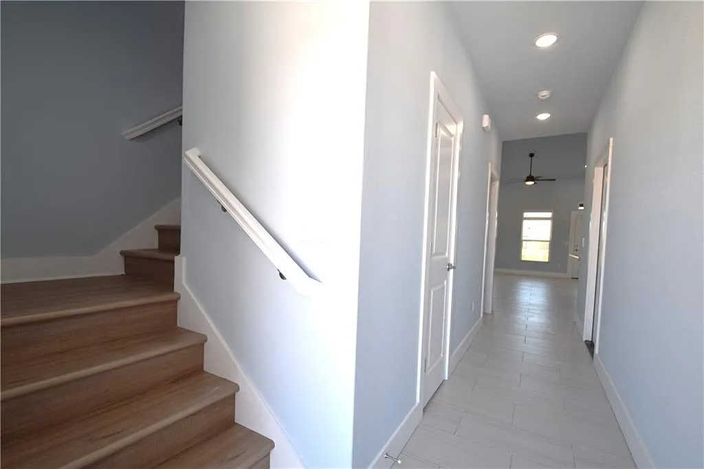 3 bed, 2.5 bath, 1420 sqft, $1,650 — Photo 2