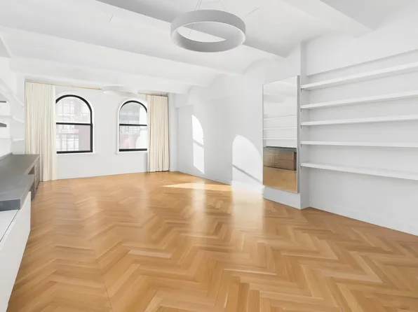 275 West 10th Street image 1 of 8