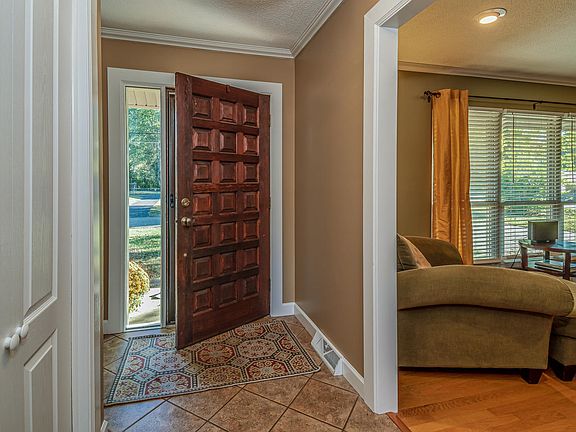3rd image of 833 Dorset Dr