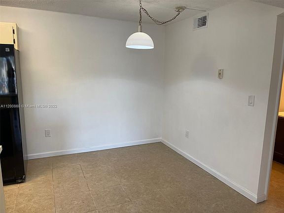 4th image of 300 Palm Cir W APT 202
