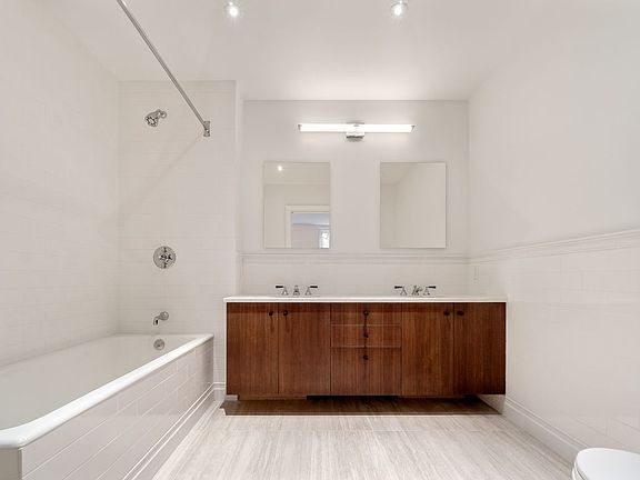 5th image of 441 W 44th St