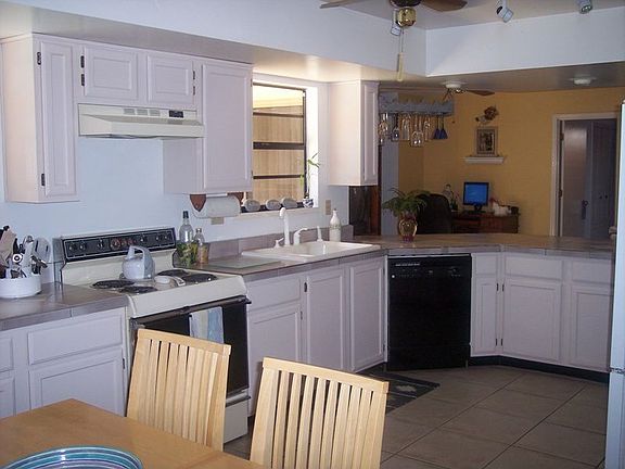 Kitchen w/eat-in space