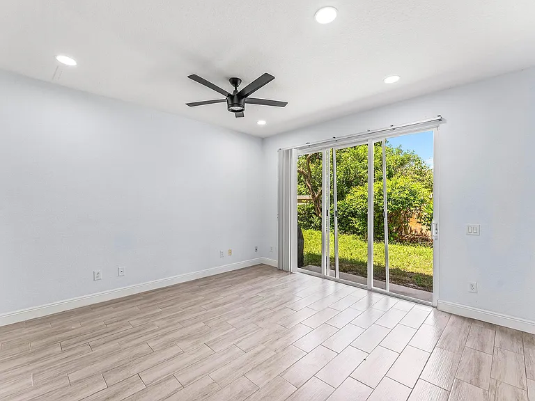 5477 Queenship Ct — Photo 14