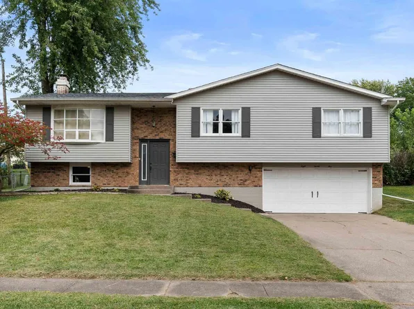 825 Northbrook Dr, Davenport, IA 52806
