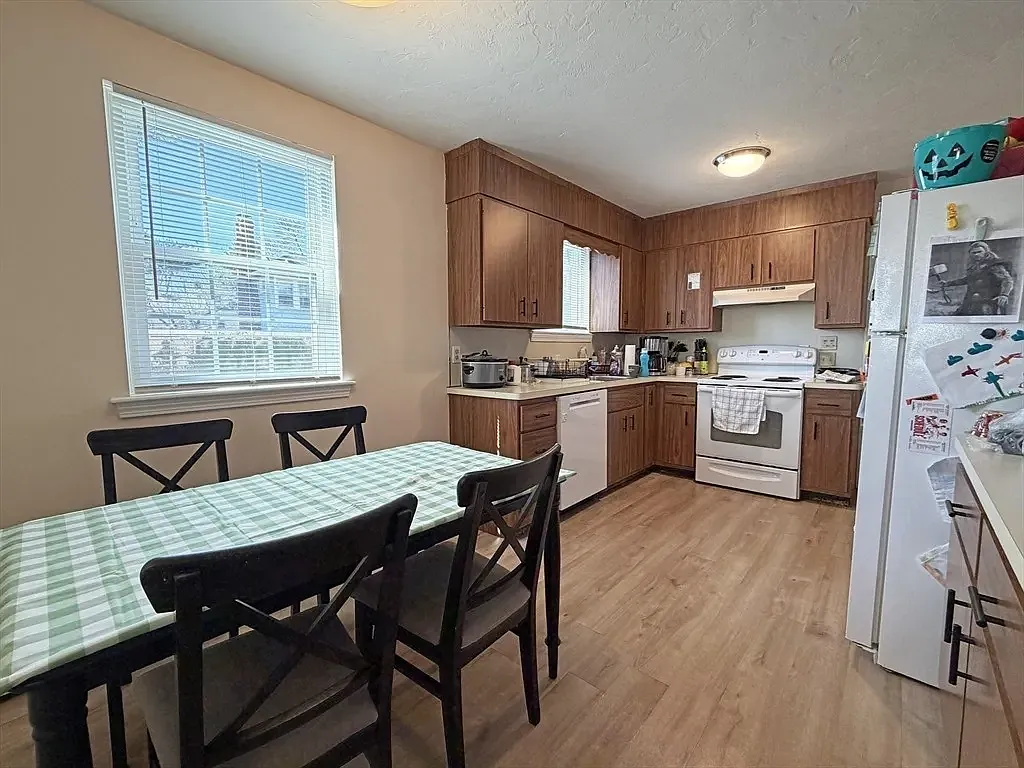 2 bed, $3,600 — Photo 4
