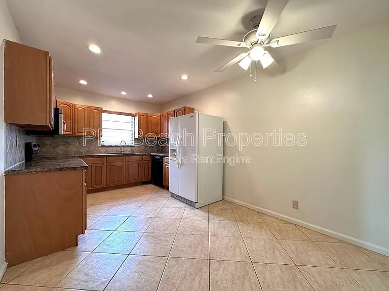 1292 Essex Dr — Photo 11