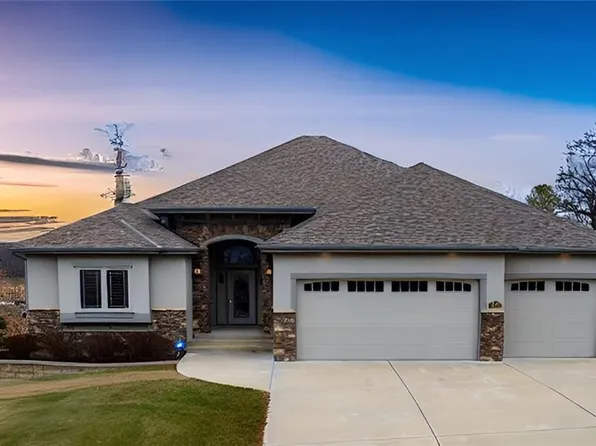 6133 S National Dr, Parkville, MO 64152