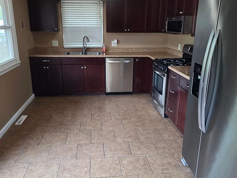 2413 E 42nd St — Photo 5