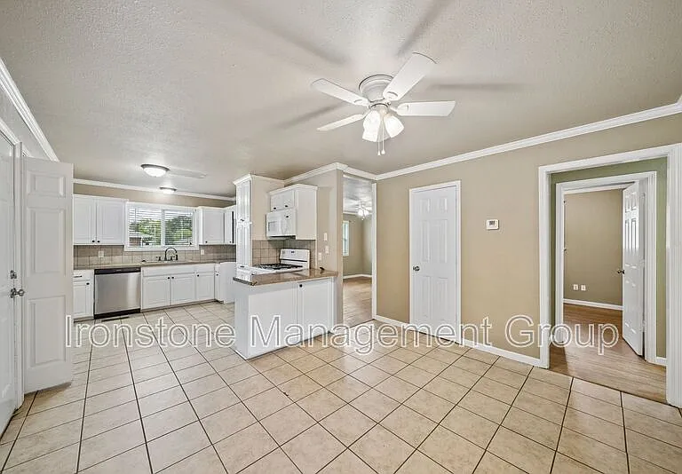 906 N Atlanta St — Photo 5